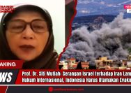 Doc. Prof. Dr. Siti Mutiah Setiawati, Guru Besar Geopolitik Timur Tengah dari FISIPOL UGM, saat memberikan pandangan terkait eskalasi konflik Iran-Israel. Di sebelah kanan, terlihat asap tebal membubung dari kawasan permukiman akibat serangan udara di wilayah Timur Tengah. Prof. Siti menegaskan bahwa serangan Israel terhadap fasilitas militer dan nuklir Iran merupakan pelanggaran terhadap hukum internasional dan mendesak Pemerintah Indonesia untuk mengutamakan evakuasi WNI dari zona konflik. (Sumber Foto Dokumentasi: Tangkapan layar TV One Chanel Youtube & voaindonesia).