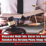 Doc. Ilustrasi hukum – Seorang profesional tengah membaca buku hukum dengan palu sidang dan timbangan keadilan di atas meja. Gambar ini melambangkan penegakan hukum dalam konteks pelanggaran tata ruang. Gambar hanya bersifat ilustratif dan tidak merujuk pada kejadian atau tokoh tertentu. (sandiwartaNews.com)