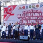 Doc. Lapangan Upacara Markas Kepolisian Daerah Jawa Timur (Mapolda Jatim) tidak hanya dipenuhi oleh seragam dinas yang gagah, namun juga oleh aura kebersamaan dan keakraban yang begitu kental. Di sana, Panglima Komando Armada II (Pangkoarmada II), Laksamana Muda TNI I. G. P. Alit Jaya, S.H., M.Si., didampingi oleh sang istri, Ketua Daerah Jalasenastri Armada II, Ny. Yully Alit Jaya,