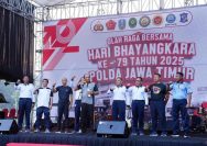 Doc. Lapangan Upacara Markas Kepolisian Daerah Jawa Timur (Mapolda Jatim) tidak hanya dipenuhi oleh seragam dinas yang gagah, namun juga oleh aura kebersamaan dan keakraban yang begitu kental. Di sana, Panglima Komando Armada II (Pangkoarmada II), Laksamana Muda TNI I. G. P. Alit Jaya, S.H., M.Si., didampingi oleh sang istri, Ketua Daerah Jalasenastri Armada II, Ny. Yully Alit Jaya,