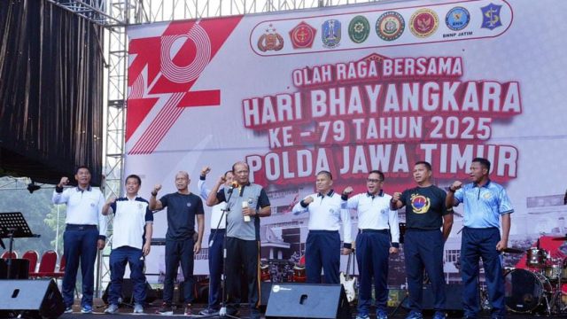 Doc. Lapangan Upacara Markas Kepolisian Daerah Jawa Timur (Mapolda Jatim) tidak hanya dipenuhi oleh seragam dinas yang gagah, namun juga oleh aura kebersamaan dan keakraban yang begitu kental. Di sana, Panglima Komando Armada II (Pangkoarmada II), Laksamana Muda TNI I. G. P. Alit Jaya, S.H., M.Si., didampingi oleh sang istri, Ketua Daerah Jalasenastri Armada II, Ny. Yully Alit Jaya, Sinergi