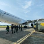 Doc. Sebuah ketegangan luar biasa menyelimuti langit Indonesia pada Sabtu, 21 Juni 2025, ketika pesawat Saudi Arabian Airlines dengan nomor penerbangan SV 5688, yang tengah dalam perjalanan dari Jeddah menuju Surabaya via Muscat, menghadapi ancaman bom yang mengguncang. Namun, berkat kesigapan luar biasa dari Tentara Nasional Indonesia [poto:puspenTNI]