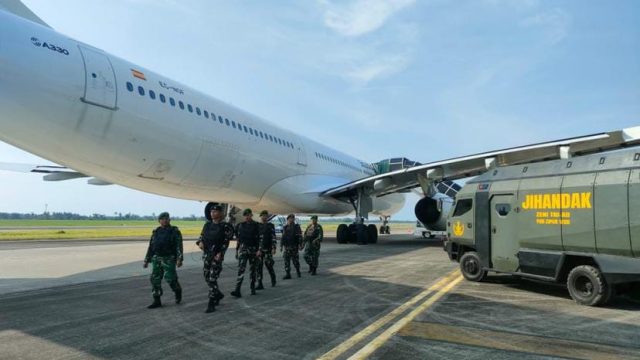 Doc. Sebuah ketegangan luar biasa menyelimuti langit Indonesia pada Sabtu, 21 Juni 2025, ketika pesawat Saudi Arabian Airlines dengan nomor penerbangan SV 5688, yang tengah dalam perjalanan dari Jeddah menuju Surabaya via Muscat, menghadapi ancaman bom yang mengguncang. Namun, berkat kesigapan luar biasa dari Tentara Nasional Indonesia TNI[poto:puspenTNI]