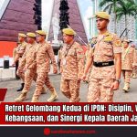 Doc. Para peserta retret gelombang kedua tampak berbaris rapi di halaman utama Kampus IPDN Jatinangor, Sumedang, Jawa Barat, Senin (23/6/2025). Kegiatan ini merupakan bagian dari rangkaian retret kepemimpinan yang difokuskan pada penguatan disiplin, wawasan kebangsaan, dan sinergi antarkepala daerah. Terlihat latar belakang Tugu Prasasti dan bangunan modern yang mengilustrasikan semangat kebaruan dalam program pembinaan tersebut. Retret ini bertujuan memperkuat karakter kepemimpinan dan pemahaman geopolitik nasional dalam menghadapi tantangan pemerintahan di era global. (Sumber Foto Dokumentasi: Mnctrijaya.com).