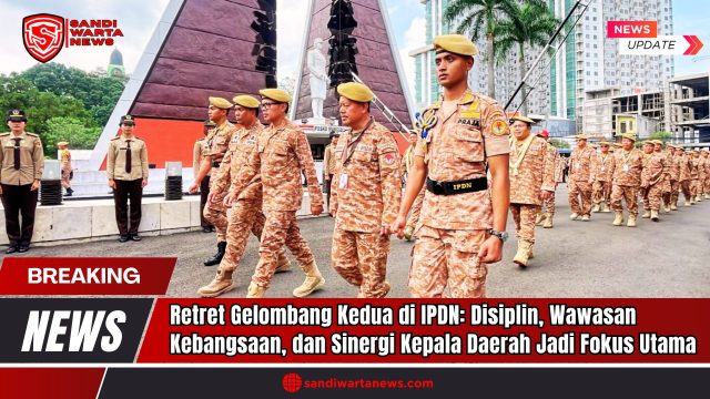Doc. Para peserta retret gelombang kedua tampak berbaris rapi di halaman utama Kampus IPDN Jatinangor, Sumedang, Jawa Barat, Senin (23/6/2025). Kegiatan ini merupakan bagian dari rangkaian retret kepemimpinan yang difokuskan pada penguatan disiplin, wawasan kebangsaan, dan sinergi antarkepala daerah. Terlihat latar belakang Tugu Prasasti dan bangunan modern yang mengilustrasikan semangat kebaruan dalam program pembinaan tersebut. Retret ini bertujuan memperkuat karakter kepemimpinan dan pemahaman geopolitik nasional dalam menghadapi tantangan pemerintahan di era global. (Sumber Foto Dokumentasi: Mnctrijaya.com).