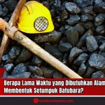 Doc. Tumpukan batubara hitam pekat menjadi latar kuat dalam gambar ini, dengan helm keselamatan berwarna kuning dan alat tambang berupa linggis yang diletakkan di atasnya. Foto ini menggambarkan esensi dari kerja keras para penambang serta proses panjang yang dibutuhkan alam untuk membentuk batubara. Terbentuk dari tumbuhan purba yang terkubur dan mengalami tekanan serta panas selama ratusan juta tahun, batubara merupakan sumber energi fosil yang menyimpan jejak sejarah geologi bumi. Gambar ini menjadi pengingat bahwa di balik setiap bongkahan batu hitam, tersimpan warisan energi matahari dari masa silam yang merupakan hasil dari proses alam yang tidak dapat diperbarui. (Doc: SandiWartaNews.com).