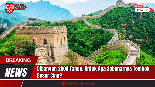 Doc. Potret megah Tembok Besar Cina membentang di antara perbukitan hijau, menjadi saksi bisu kekuatan militer dan kejayaan arsitektural selama lebih dari dua milenium. Dibangun selama ±2.000 tahun oleh berbagai dinasti, struktur ini awalnya berfungsi sebagai benteng pertahanan dari serangan suku-suku nomaden, pengawasan perdagangan Jalur Sutra, dan pengendalian migrasi. Kini, Tembok Besar menjadi simbol nasional Tiongkok dan situs warisan dunia yang terancam oleh pelapukan serta pembangunan modern. (Doc: SandiWartaNews.com).