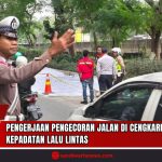 Doc. Petugas Satlantas Polda Metro Jaya mengatur lalu lintas di sekitar lokasi pengecoran jalan di depan Mapolsek Cengkareng, Jalan Kamal Raya, Jakarta Barat, pada Selasa pagi, 24 Juni 2025. Pekerjaan infrastruktur tersebut menyebabkan kepadatan kendaraan dari arah Jalan Kayu Besar menuju Jalan Raya Daan Mogot. (Sumber Foto Dokumentasi: TMC POLDA Metro Jaya).