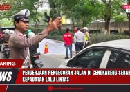 Doc. Petugas Satlantas Polda Metro Jaya mengatur lalu lintas di sekitar lokasi pengecoran jalan di depan Mapolsek Cengkareng, Jalan Kamal Raya, Jakarta Barat, pada Selasa pagi, 24 Juni 2025. Pekerjaan infrastruktur tersebut menyebabkan kepadatan kendaraan dari arah Jalan Kayu Besar menuju Jalan Raya Daan Mogot. (Sumber Foto Dokumentasi: TMC POLDA Metro Jaya).