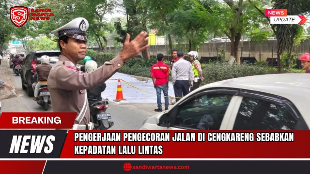 Doc. Petugas Satlantas Polda Metro Jaya mengatur lalu lintas di sekitar lokasi pengecoran jalan di depan Mapolsek Cengkareng, Jalan Kamal Raya, Jakarta Barat, pada Selasa pagi, 24 Juni 2025. Pekerjaan infrastruktur tersebut menyebabkan kepadatan kendaraan dari arah Jalan Kayu Besar menuju Jalan Raya Daan Mogot. (Sumber Foto Dokumentasi: TMC POLDA Metro Jaya).