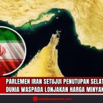 Doc. Doc. Ilustrasi peta kawasan Teluk Persia dengan sorotan pada Selat Hormuz dan bendera Iran, menggambarkan ketegangan geopolitik pasca keputusan parlemen Iran untuk menutup jalur strategis tersebut yang mengalirkan seperempat pasokan minyak dunia. (Doc:SandiWartaNews.com).
