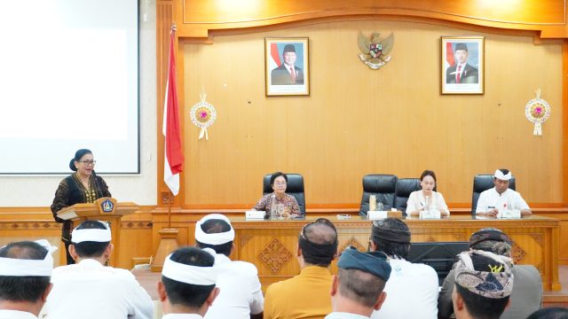 Doc. Putri Suastini Koster menyambut baik antusiasme dari kedua camat yang dinilai sudah menunjukkan komitmen nyata dalam menjaga kebersihan wilayah mereka.
