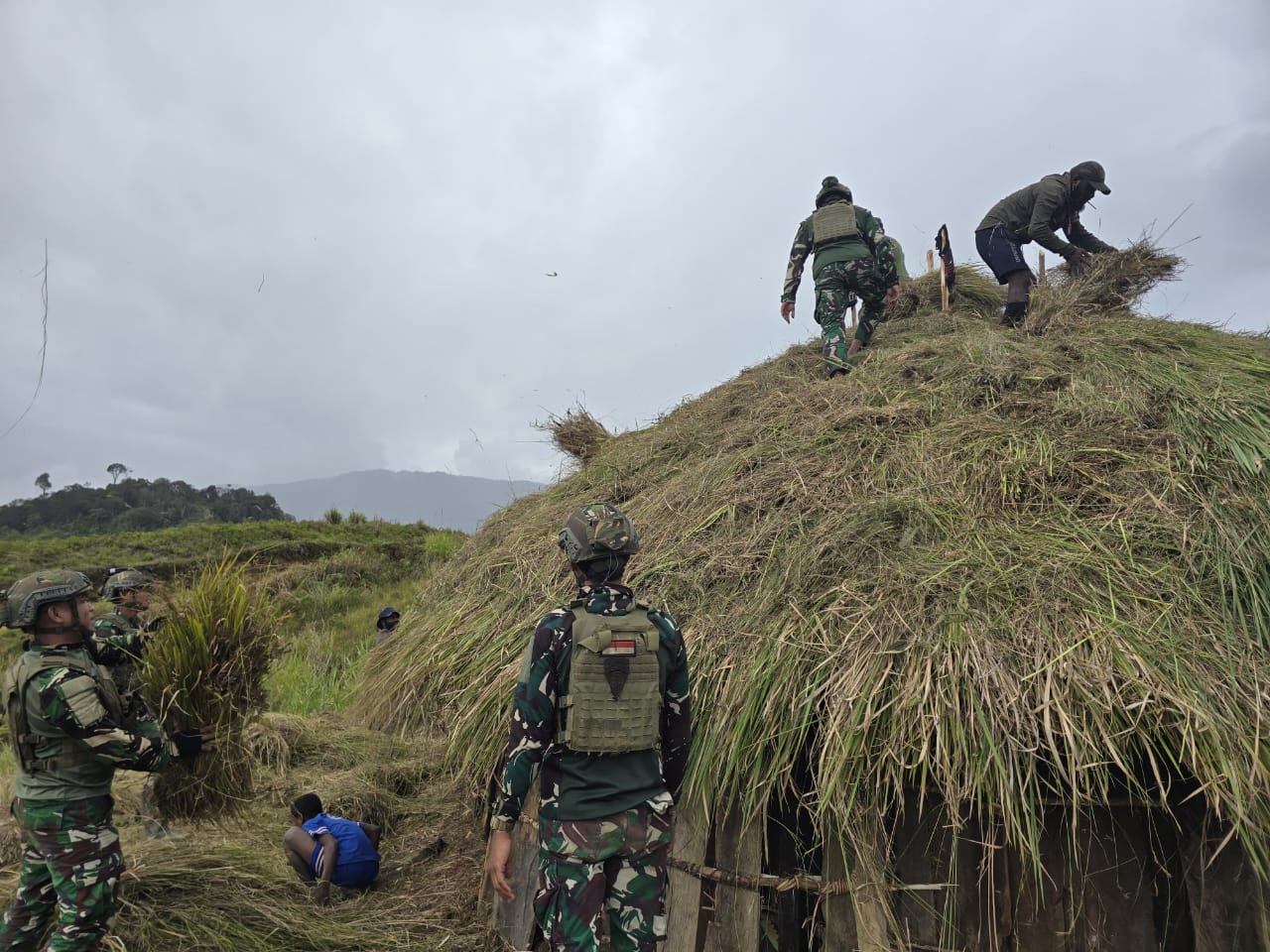 Doc. kampungnya. Kehadiran TNI di sini bukan sebagai pasukan asing, melainkan sebagai bagian tak terpisahkan dari denyut nadi kehidupan masyarakat.