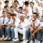 Doc. Ilustrasi suasana ceria para siswa SMA di Jawa Barat Bersama Gubernur Jawa Barat Dedi Mulyadi, saat mengikuti kegiatan sekolah. Kebijakan baru Pemerintah Provinsi Jawa Barat terkait jam masuk lebih pagi dan penambahan jumlah siswa per kelas tengah menjadi sorotan publik. (Foto; Kompas.id).