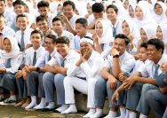 Doc. Ilustrasi suasana ceria para siswa SMA di Jawa Barat Bersama Gubernur Jawa Barat Dedi Mulyadi, saat mengikuti kegiatan sekolah. Kebijakan baru Pemerintah Provinsi Jawa Barat terkait jam masuk lebih pagi dan penambahan jumlah siswa per kelas tengah menjadi sorotan publik. (Foto; Kompas.id).