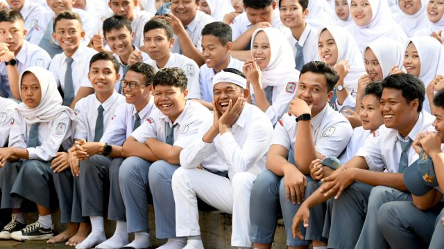 Doc. Ilustrasi suasana ceria para siswa SMA di Jawa Barat Bersama Gubernur Jawa Barat Dedi Mulyadi, saat mengikuti kegiatan sekolah. Kebijakan baru Pemerintah Provinsi Jawa Barat terkait jam masuk lebih pagi dan penambahan jumlah siswa per kelas tengah menjadi sorotan publik. (Foto; Kompas.id).