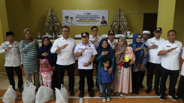 Doc. suasana Balai Desa Garawangi dipenuhi semangat optimisme. Sebanyak 120 Rumah Tangga Sasaran (RTS) dari tiga desa berbeda – Garawangi, Sukamulya, dan Mekarmulya – berkumpul untuk menerima bantuan pangan bergizi.