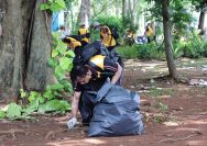 Doc. Pemandangan para polisi yang tanpa ragu memungut sampah,