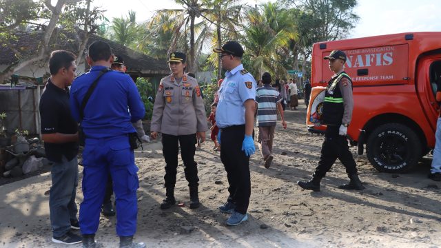 Doc. tim gabungan berhasil mengevakuasi total 33 penumpang KMP Tunu Pratama Jaya.
