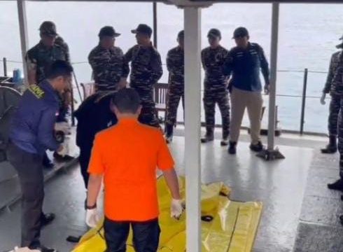 Setelah lima hari pencarian tanpa henti, tim SAR gabungan akhirnya berhasil menemukan satu jenazah yang diduga merupakan korban KMP Tunu Pratama Jaya yang tenggelam.