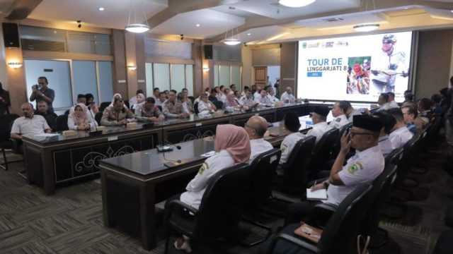 Bupati Kuningan Dr. H. Dian Rachmat Yanuar memimpin rapat koordinasi persiapan Tour de Linggarjati ke-8 tahun 2025