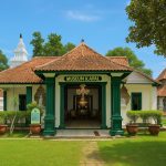 Doc. ilustrasi poto perpaduan Keraton Kanoman Cirebon dilihat dari depan, menampilkan arsitektur perpaduan budaya Jawa, Islam, dan Tionghoa sejarah