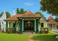Doc. ilustrasi poto perpaduan Keraton Kanoman Cirebon dilihat dari depan, menampilkan arsitektur perpaduan budaya Jawa, Islam, dan Tionghoa sejarah