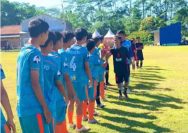 Sandiwartanews.com – Nusantara Melon Fest 2025 telah memasuki hari kelima penyelenggaraan Piala Muda Nusantara U20, sebuah turnamen sepak bola usia muda yang berlangsung dari 4 hingga 13 Juli 2025. Ajang ini menjadi tempat bagi para pemain muda untuk menampilkan potensi terbaik mereka di lapangan hijau.