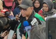salah satu perwakilan aksi ojol, memberikan keterangan kepada media usai pertemuan di DPR RI { 17/9/2025 }