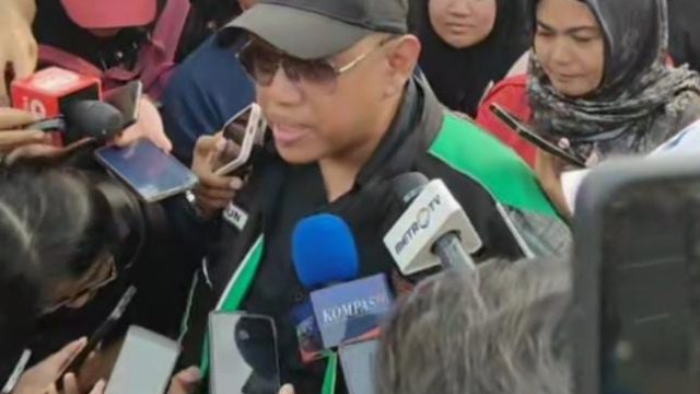 salah satu perwakilan aksi ojol, memberikan keterangan kepada media usai pertemuan di DPR RI { 17/9/2025 }