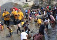 Bupati Kuningan Turun ke Situ! Tradisi “Ngobeng Lauk” di Cimalongpong Jadi Pesta Rakyat Penuh Canda dan Kebersamaan