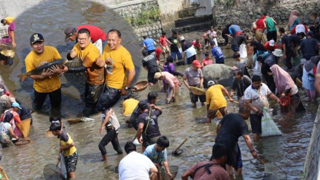 Bupati Kuningan Turun ke Situ! Tradisi “Ngobeng Lauk” di Cimalongpong Jadi Pesta Rakyat Penuh Canda dan Kebersamaan