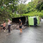 Truk Bermuatan Batu Terguling di Tanjakan Goa Gong Nyaris Celaka Sopir Selamat dari Maut!