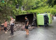 Truk Bermuatan Batu Terguling di Tanjakan Goa Gong Nyaris Celaka Sopir Selamat dari Maut!