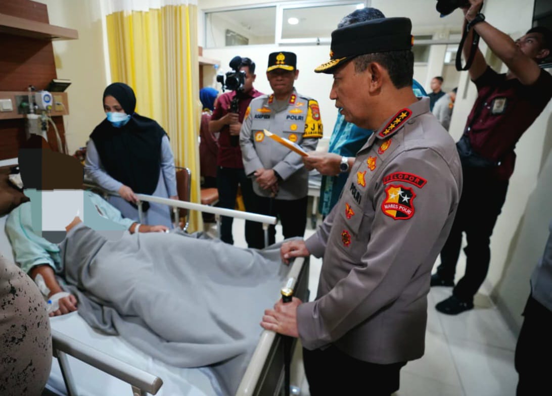 Kapolri Listyo Sigit Jenguk Korban Ledakan SMAN 72 Pastikan Pemulihan Berjalan Optimal