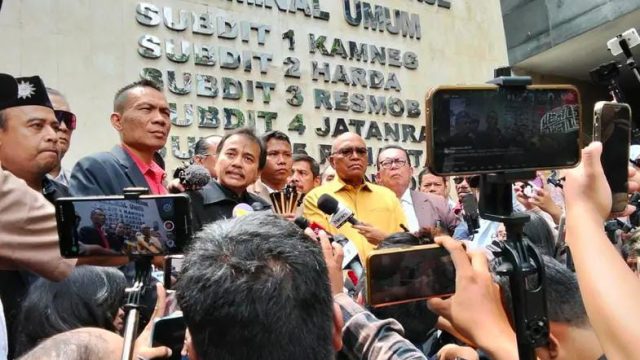 Roy Suryo Datangi Polda Metro Tegaskan Siap Diperiksa Ingatkan Prabowo Jangan Ulangi ‘Dosa Lama’ Rezim Terdahulu