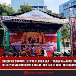 Doc. Tampak panggung utama Festival Pencak Silat Tradisi Se–Jabodetabek dengan backdrop resmi acara. Pada sisi kanan backdrop terlihat jelas logo Telkomsel sebagai salah satu lembaga pendukung kegiatan. (Dok. Panitia) telkomsel