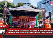Doc. Tampak panggung utama Festival Pencak Silat Tradisi Se–Jabodetabek dengan backdrop resmi acara. Pada sisi kanan backdrop terlihat jelas logo Telkomsel sebagai salah satu lembaga pendukung kegiatan. (Dok. Panitia) telkomsel