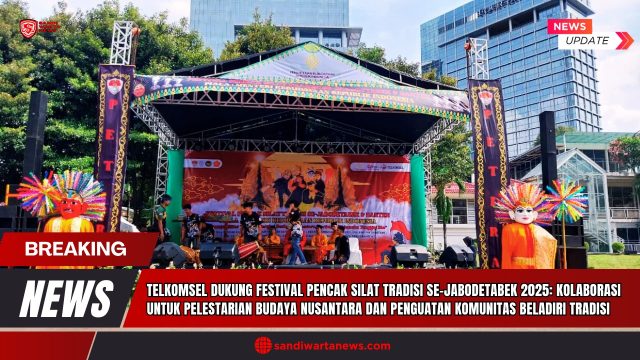 Doc. Tampak panggung utama Festival Pencak Silat Tradisi Se–Jabodetabek dengan backdrop resmi acara. Pada sisi kanan backdrop terlihat jelas logo Telkomsel sebagai salah satu lembaga pendukung kegiatan. (Dok. Panitia) telkomsel