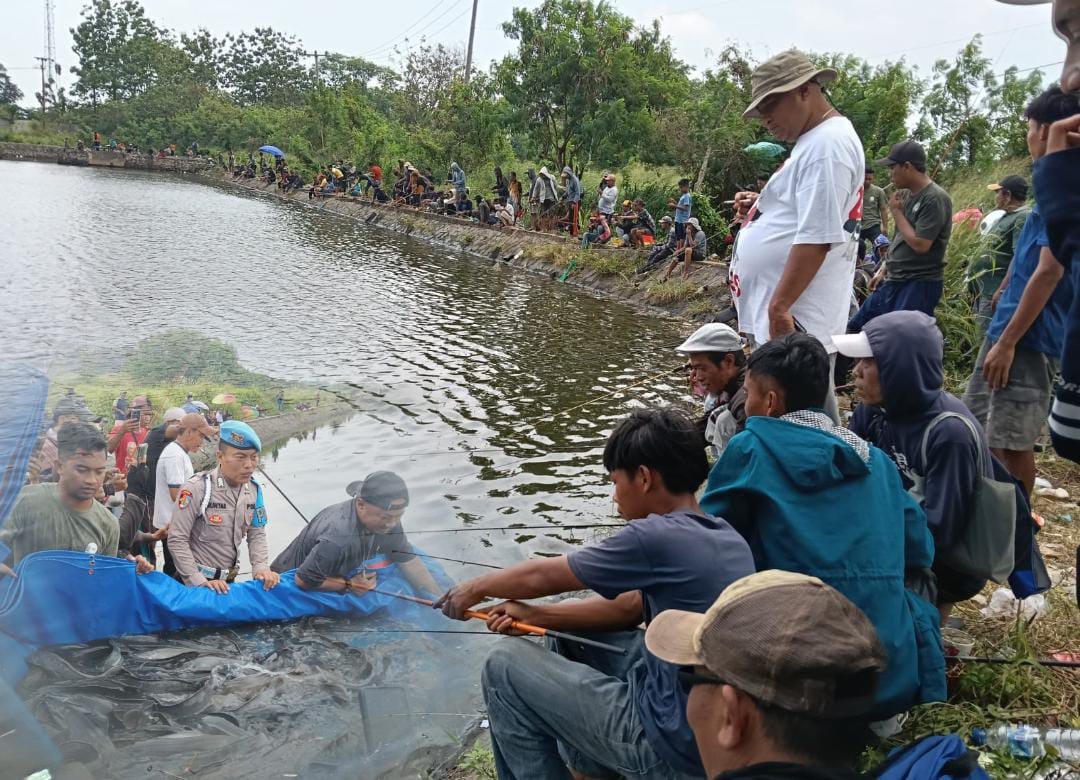 Kapolres Serang Tebar Ribuan Ikan Pemancing Antusias