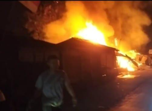 6 Kios di Kibin Ludes Terbakar Damkar–Polsek Bergerak Cepat Padamkan Api