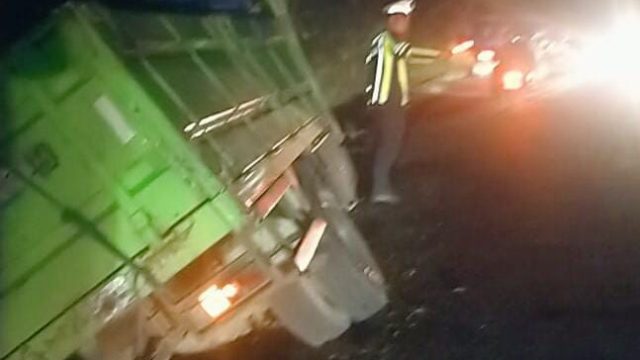 Aksi Sigap di Tanjakan Jelijih Megati: Polisi Seltim Amankan Truk OC dan Selamatkan Arus Utama DenpasarâGilimanuk