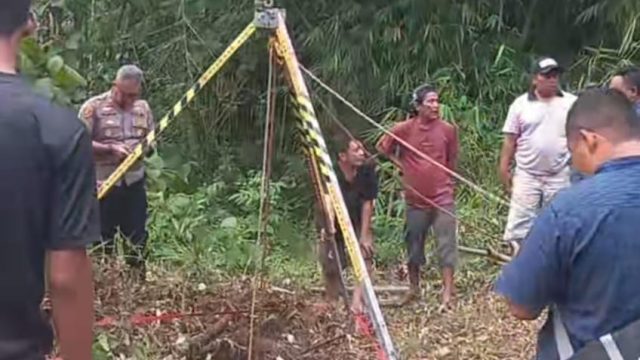 Sumur 30 Meter: Liburan Berujung Duka, Damkar Kuningan Evakuasi Korban di Cigedang