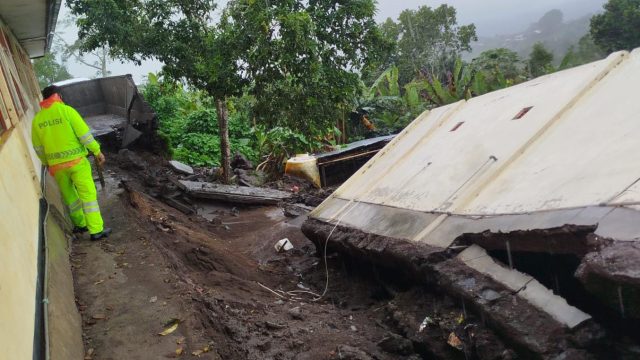 Hujan Deras Gerus Toilet SDN 2 Batur, Polsek Kintamani Lakukan Pengecekan