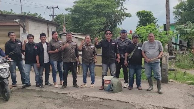 Ketua FWJ Indonesia Turun Langsung Perbaiki Jalan Rusak di Desa Kertamukti, Wujud Nyata Peran Sosial Wartawan