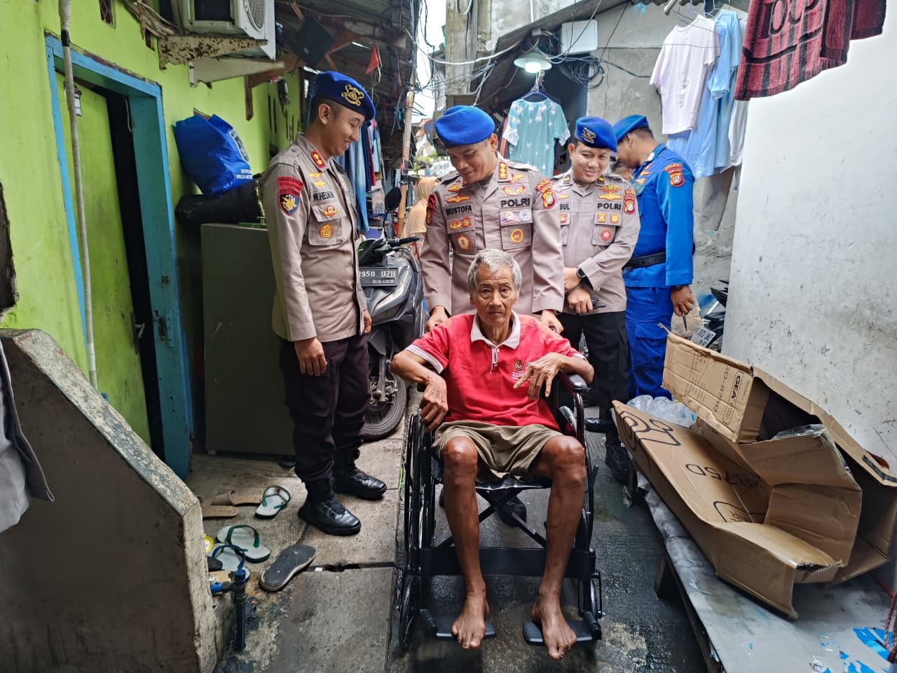 Bakti Kesehatan Polairud Polda Metro Jaya,Kursi Roda dan Tali Asih Diserahkan untuk Warga