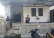 Sandiwartanews.com - Tabanan — Jajaran Polsek Selemadeg, Polres Tabanan, kembali menunjukkan komitmennya dalam menjaga keamanan dan ketertiban masyarakat, khususnya dalam menjamin kebebasan beribadah. Pada Minggu pagi (8/2/2026), aparat kepolisian melaksanakan pengamanan rutin kegiatan Ibadah Minggu umat Nasrani yang berlangsung di Desa Bajera, Kecamatan Selemadeg, Kabupaten Tabanan. Orang-orang di depan rumah sederhana.