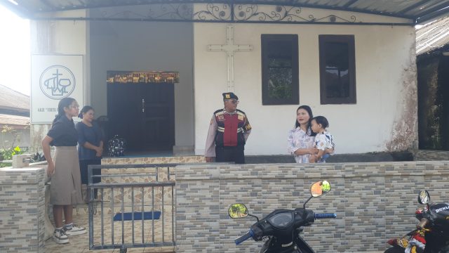 Sandiwartanews.com - Tabanan — Jajaran Polsek Selemadeg, Polres Tabanan, kembali menunjukkan komitmennya dalam menjaga keamanan dan ketertiban masyarakat, khususnya dalam menjamin kebebasan beribadah. Pada Minggu pagi (8/2/2026), aparat kepolisian melaksanakan pengamanan rutin kegiatan Ibadah Minggu umat Nasrani yang berlangsung di Desa Bajera, Kecamatan Selemadeg, Kabupaten Tabanan. Orang-orang di depan rumah sederhana.