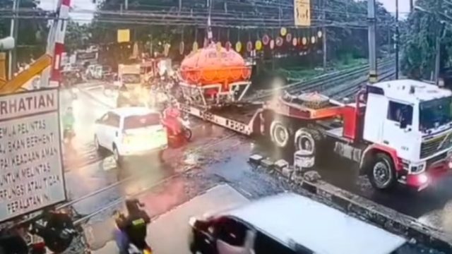 Benturan 06.05 WIB: KA Bandara Truk Kontainer di Poris, Nol Korban Jiwa