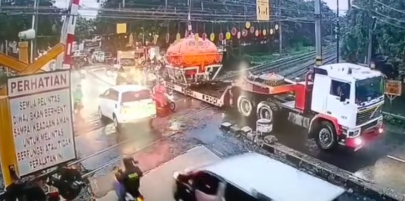 Benturan 06.05 WIB: KA Bandara Truk Kontainer di Poris, Nol Korban Jiwa